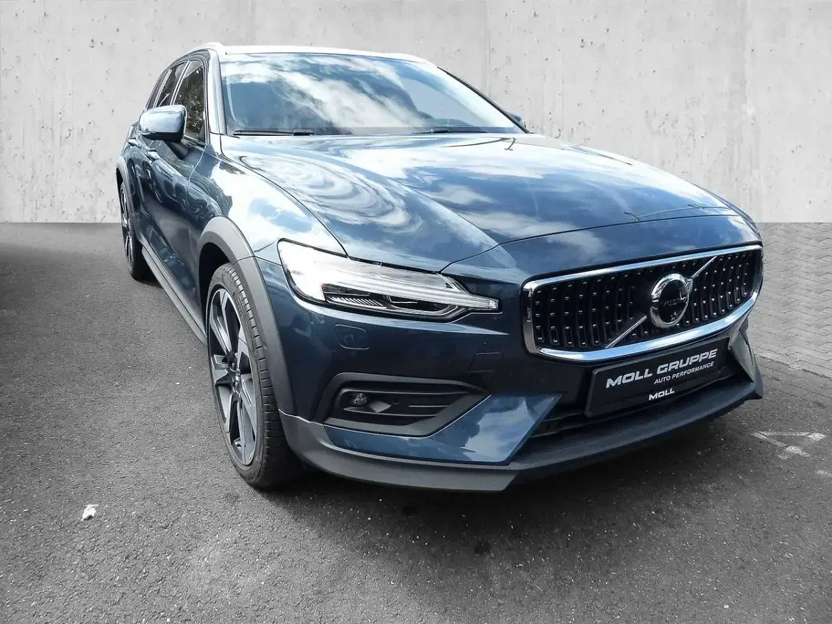 Gebraucht Volvo V60 CC Ultimate 197 PS (144 kW) 2024 Denim blue / metallic Kombi