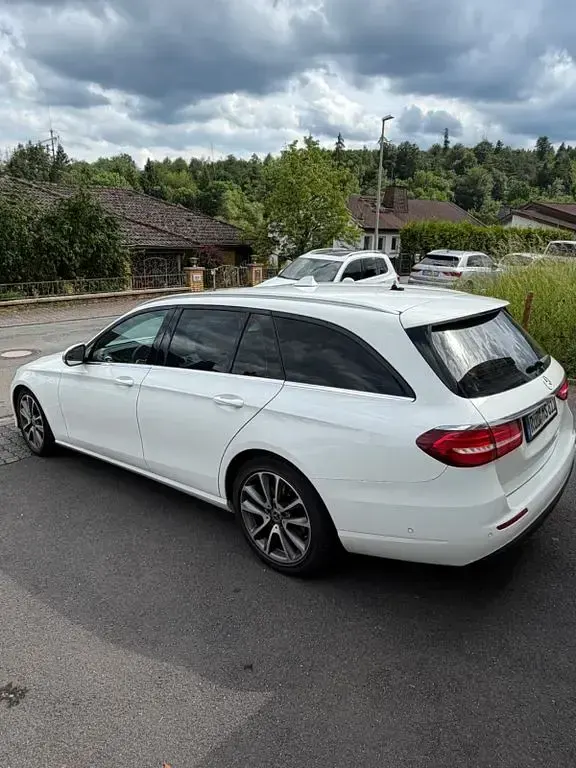 Gebraucht Mercedes E220 194 PS (142 kW) 2020 Weiß Limousine