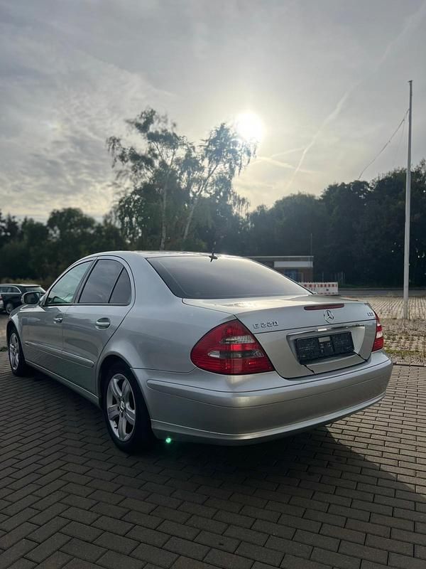 Gebraucht Mercedes E220 150 PS (110 kW) 2002 Silber Limousine