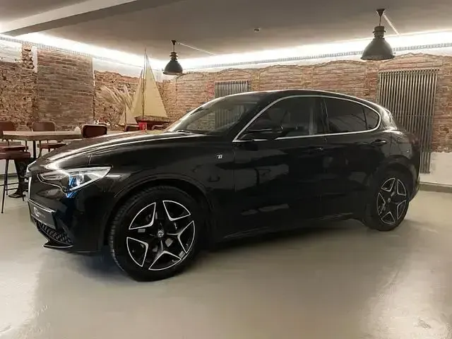 Gebraucht Alfa Romeo Stelvio Lusso 285 PS (209 kW) 2021 Schwarz SUV