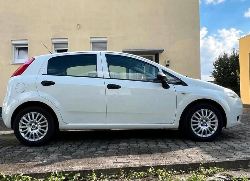 Weiß Gebraucht 2012 Fiat Punto Kleinwagen | 2.980 € (Guter Preis) - Bild 1/4
