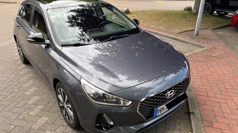 Grau Gebraucht 2018 Hyundai i30 Select Limousine | 11.950 € (Superpreis) - Bild 1/4
