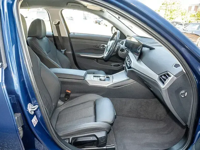 Gebraucht BMW 330 Sport Line 245 PS (180 kW) 2023 Phytonicblau metallic Kombi