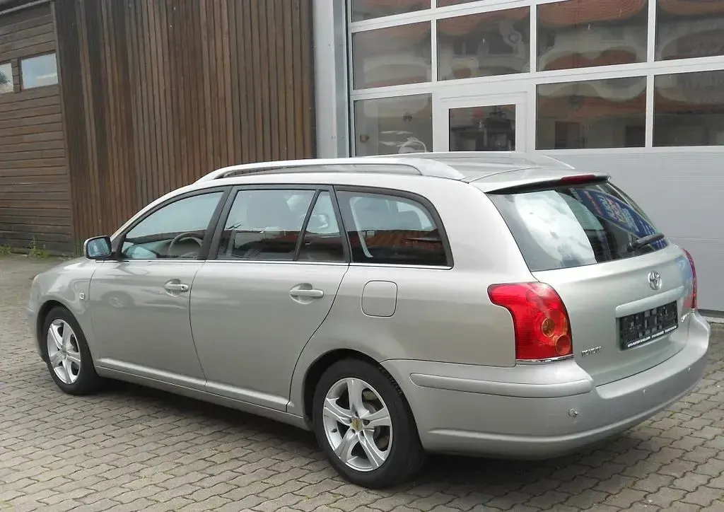 Gebraucht Toyota Avensis Sol 129 PS (94 kW) 2005 Light olive mica metallic Kombi