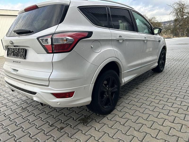 Gebraucht Ford Kuga Vignale 179 PS (131 kW) 2019 White platinum SUV