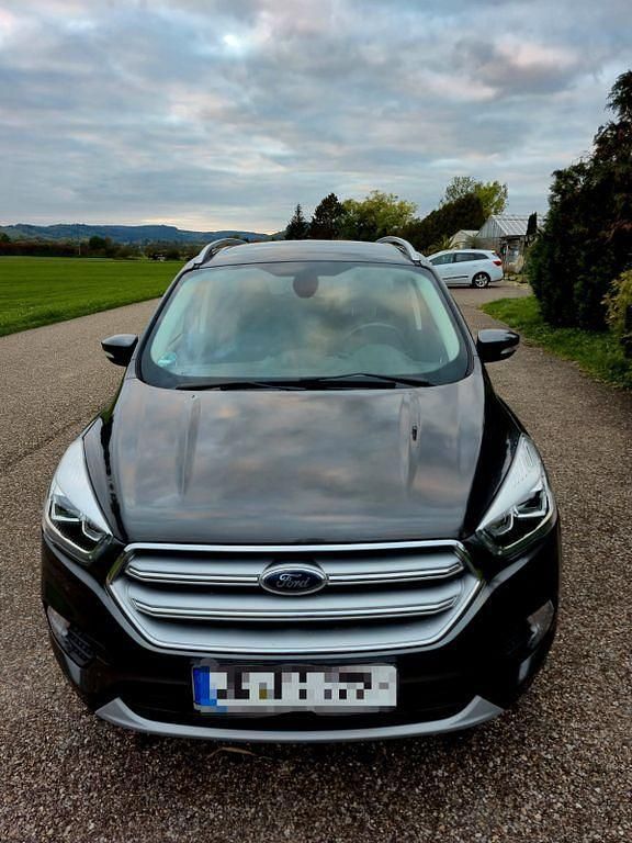 Grau Gebraucht 2018 Ford Kuga Titanium SUV | 14.500 € (Guter Preis) - Bild 1/4