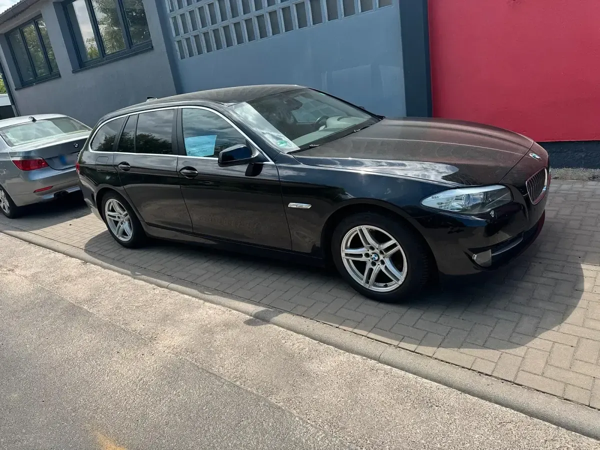 Gebraucht BMW 520 184 PS (135 kW) 2011 Schwarz Kombi