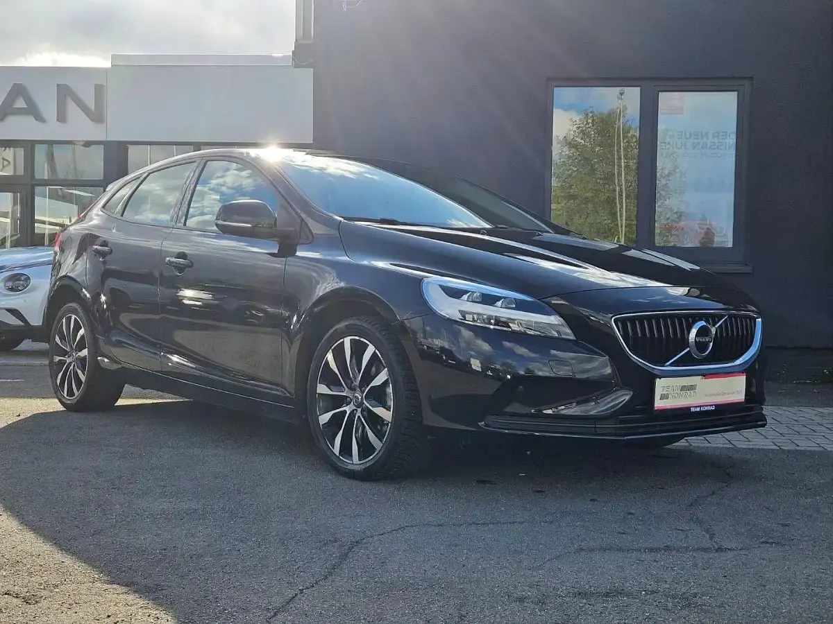 Gebraucht Volvo V40 Momentum 122 PS (89 kW) 2019 Schwarz Kombi
