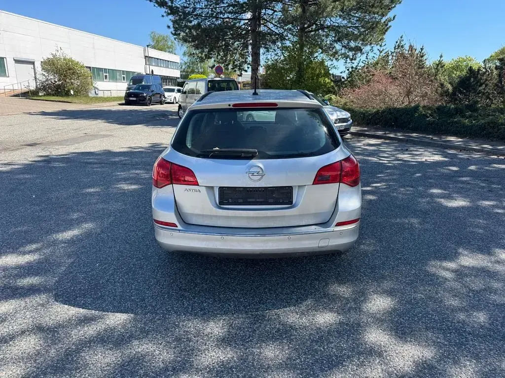 Używany Opel Astra Edition 120 KM (88 kW) 2014 Srebrny Kombi