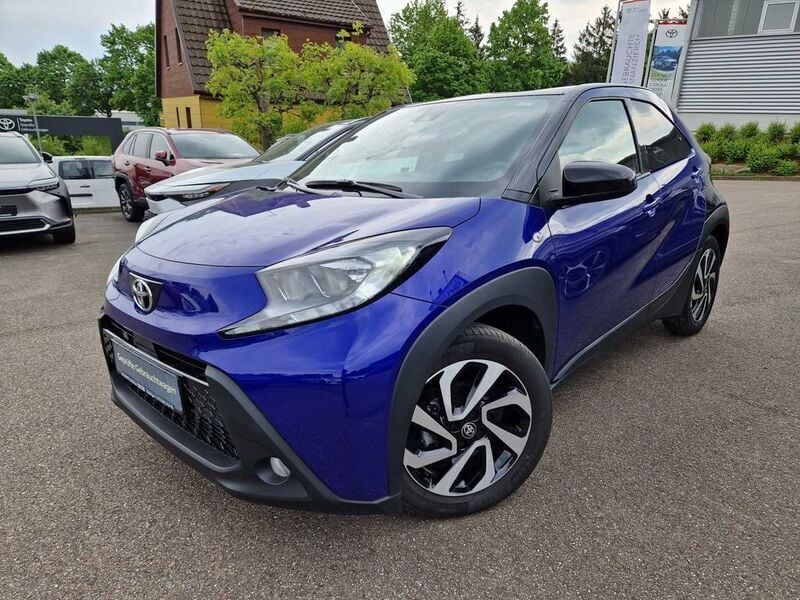 Juniper blue metallic/ night sky black Gebraucht 2024 Toyota Aygo Basis Kleinwagen | 17.490 € (Fairer Preis) - Bild 1/4