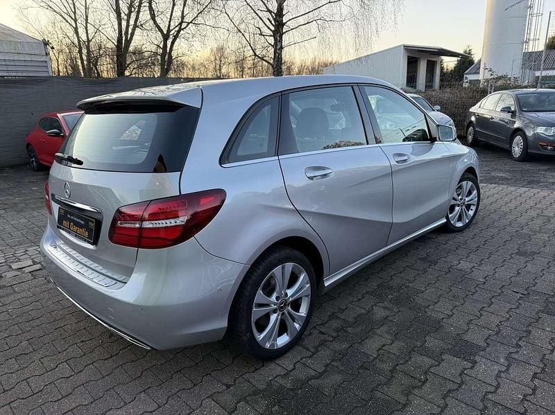 Gebraucht Mercedes B200 Business 156 PS (114 kW) 2017 Polarsilber  metalliclack Van / Kleinbus