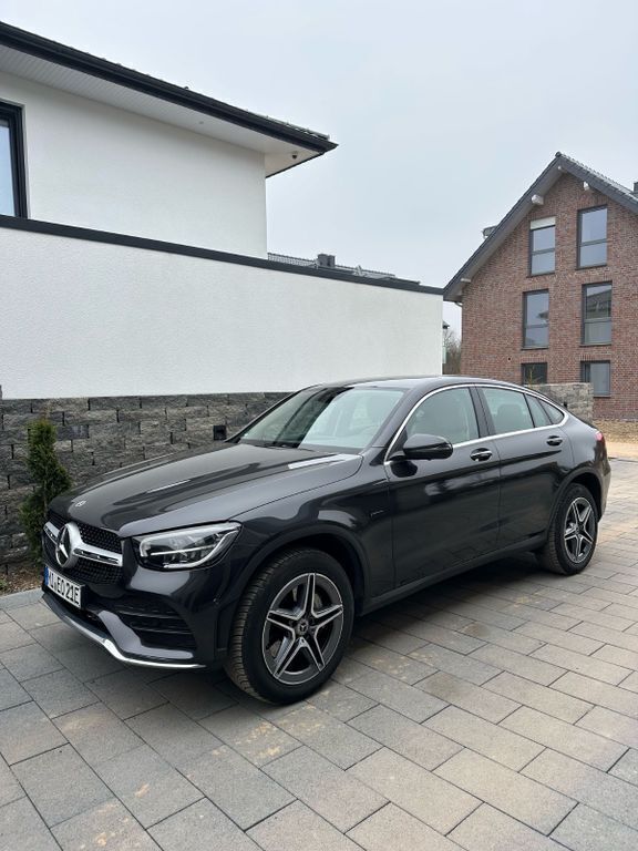 Grün Gebraucht 2021 Mercedes GLC300e Coupé | 36.900 € (Teuer) - Bild 1/4
