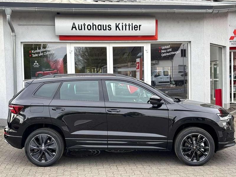 Schwarzmagic perleffekt Neu 2025 Skoda Karoq SportLine SUV | 34.999 € (Fairer Preis) - Bild 1/4