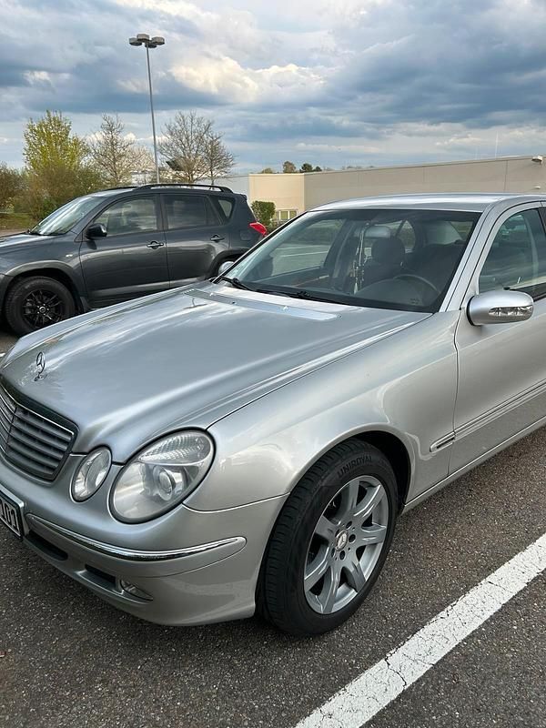 Second-hand Mercedes E200 163 CP (119 kW) 2002 Argintiu Berlinǎ