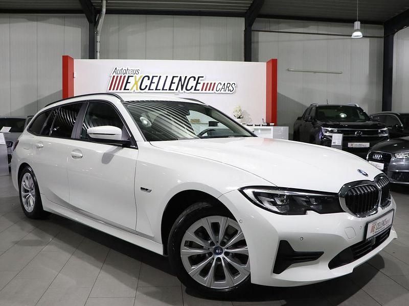 Gebraucht BMW 330e Advantage 292 PS (214 kW) 2022 Weiß Kombi