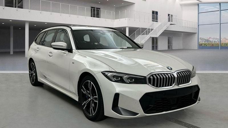 Mineralweiß metallic Gebraucht 2024 BMW 330 M Sport Kombi | 36.590 € (Superpreis) - Bild 1/4