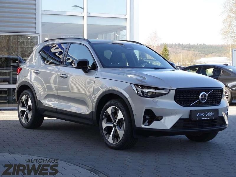Gebraucht Volvo XC40 Plus 197 PS (144 kW) 2025 Silver dawn / metallic SUV