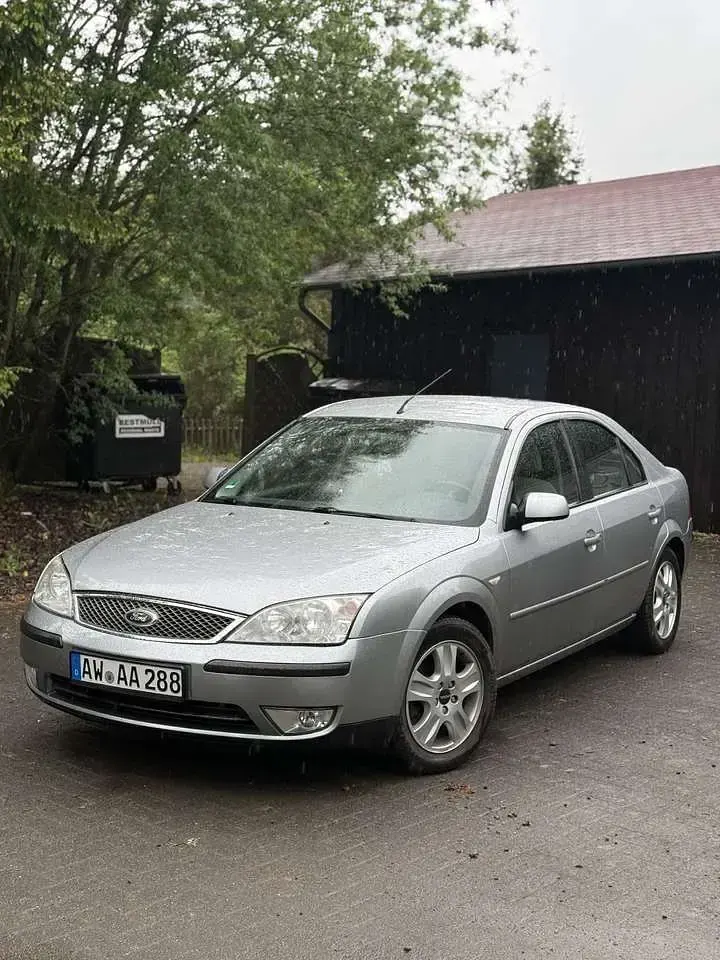 Gebraucht Ford Mondeo Ambiente 125 PS (91 kW) 2005 Grau Limousine