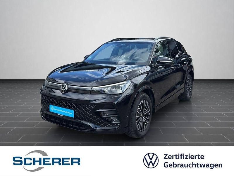 Deep black perleffekt (metallic) Gebraucht 2024 VW Tiguan Style SUV | 37.990 € (Guter Preis) - Bild 1/4