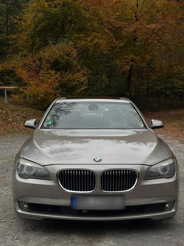 Beige Gebraucht 2011 BMW 740 Limousine | 12.995 € (Fairer Preis) - Bild 1/4
