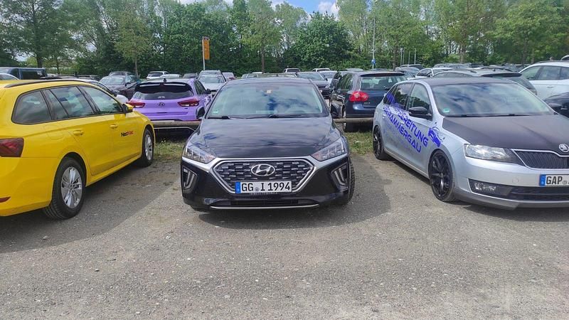 Schwarz Gebraucht 2022 Hyundai Ioniq Premium Kleinwagen | 20.999 € (Etwas zu teuer) - Bild 1/4