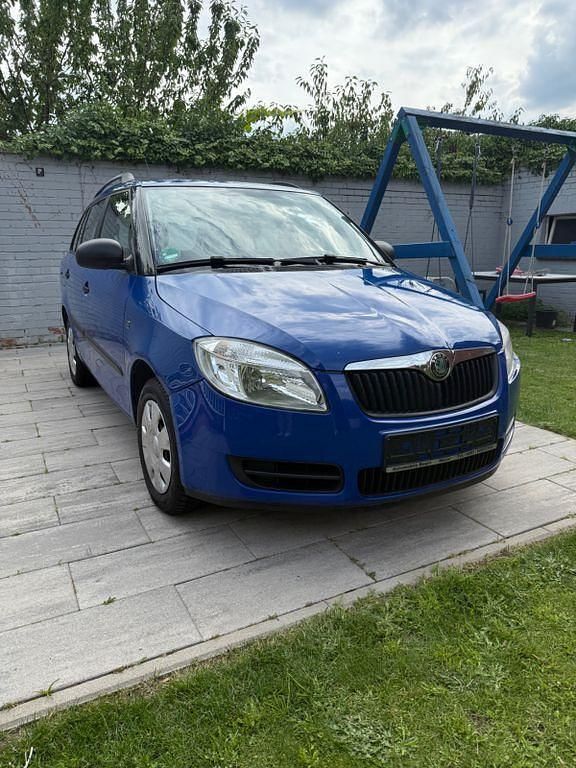 Blau Gebraucht 2009 Skoda Fabia Limousine | 2.395 € (Fairer Preis) - Bild 1/4