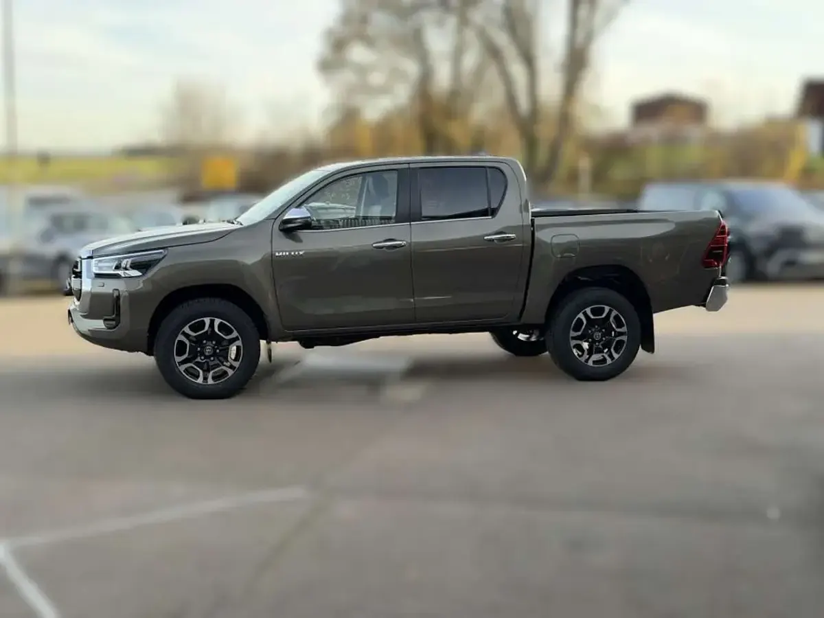 Neu Toyota HiLux Executive 204 PS (150 kW) 2025 Bronze Pickup