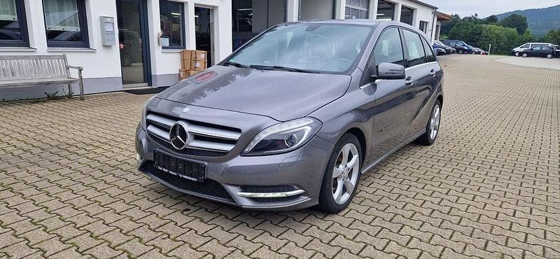 Grau Gebraucht 2014 Mercedes B180 Van / Kleinbus | 10.900 € (Fairer Preis) - Bild 1/4