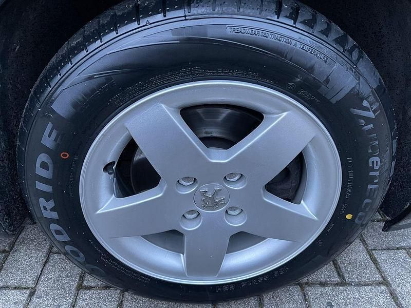 Gebraucht Peugeot 207 Filou 95 PS (69 kW) 2011 Schwarz Kombi