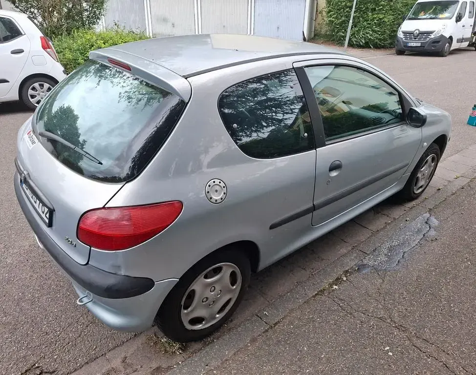 Gebraucht Peugeot 206 Style 75 PS (55 kW) 2001 Grau Limousine