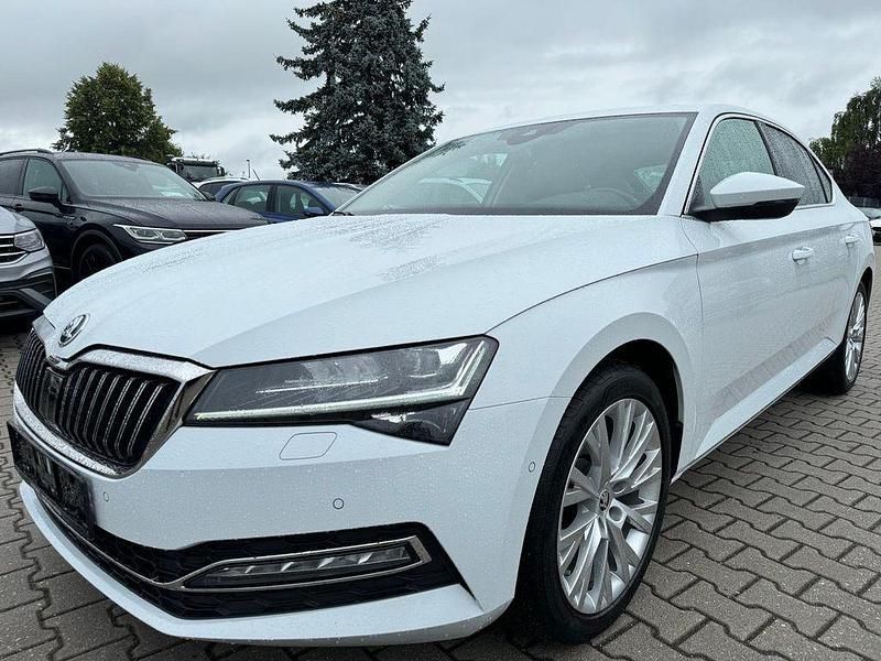 Weiß Gebraucht 2022 Skoda Superb Style Limousine | 27.590 € (Fairer Preis) - Bild 1/4