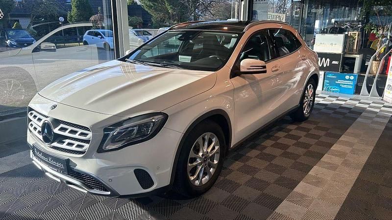 Weiß Gebraucht 2017 Mercedes GLA250 SUV | 21.990 € (Fairer Preis) - Bild 1/4