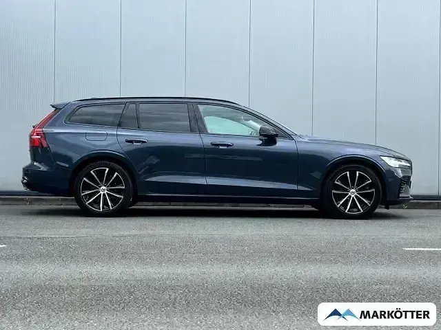 Gebraucht Volvo V60 Plus 398 PS (292 kW) 2025 Denim blue Kombi