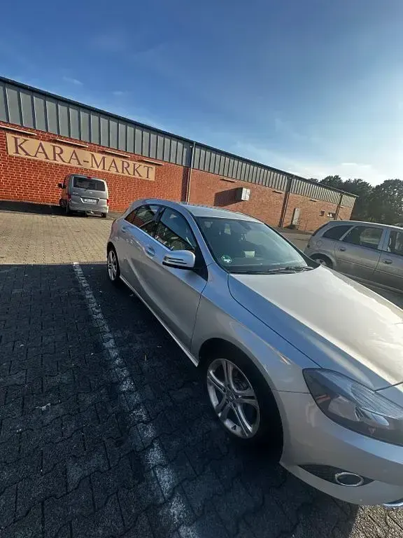 Gebraucht Mercedes A180 Style 109 PS (80 kW) 2013 Silber Limousine