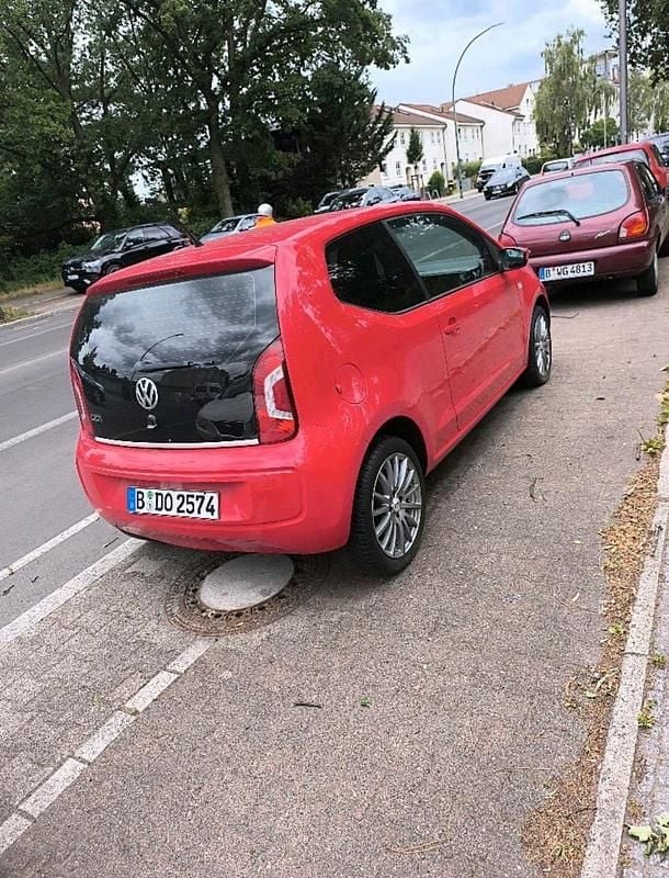 Rot Gebraucht 2015 VW up! Kleinwagen | 3.499 € (Fairer Preis) - Bild 1/4