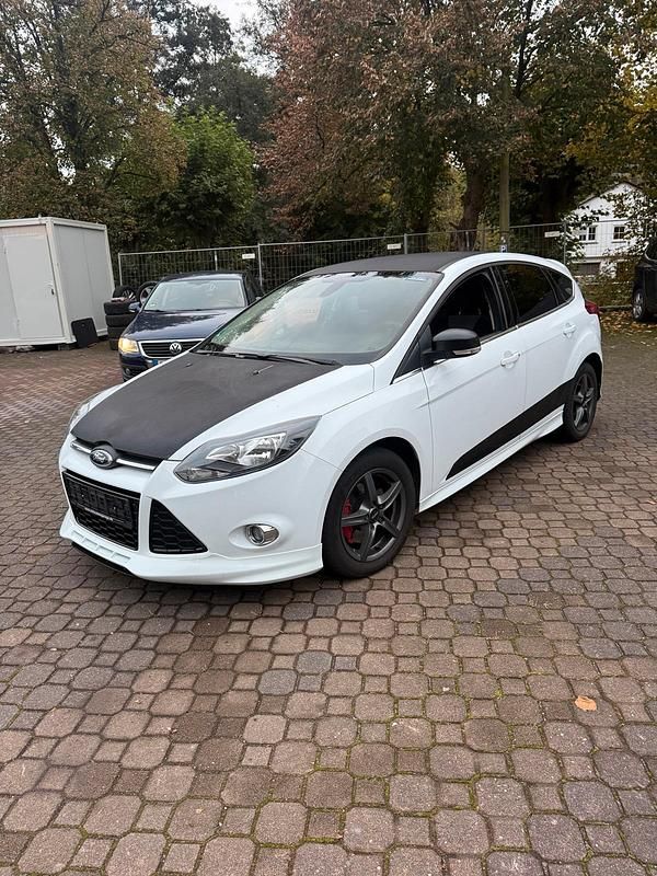 Weiß Gebraucht 2013 Ford Focus S Limousine | 4.499 € (Superpreis) - Bild 1/4