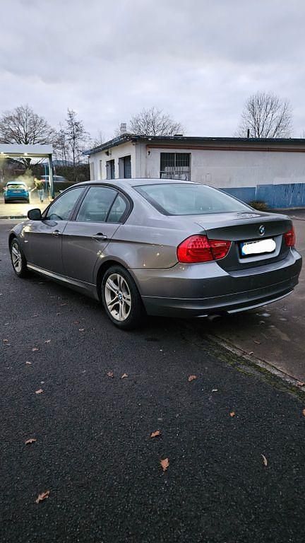 Gebraucht BMW 318 143 PS (105 kW) 2010 Grau Limousine