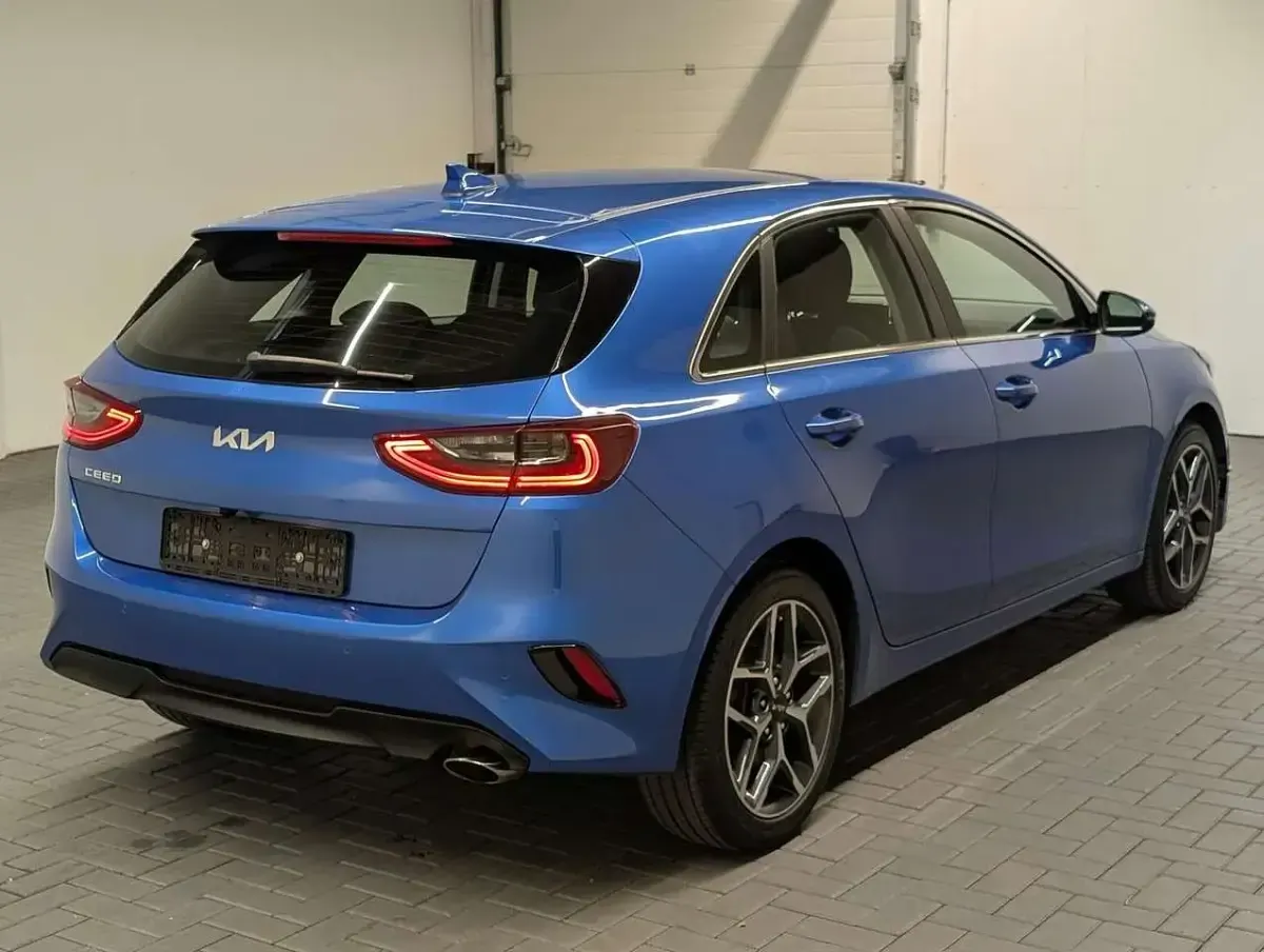 Gebraucht Kia Ceed Spirit 160 PS (117 kW) 2021 Blueflamemet. Kleinwagen