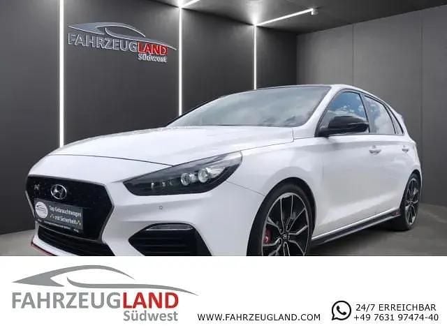 Weiss Gebraucht 2019 Hyundai i30 Comfort Limousine | 23.990 € (Fairer Preis) - Bild 1/4