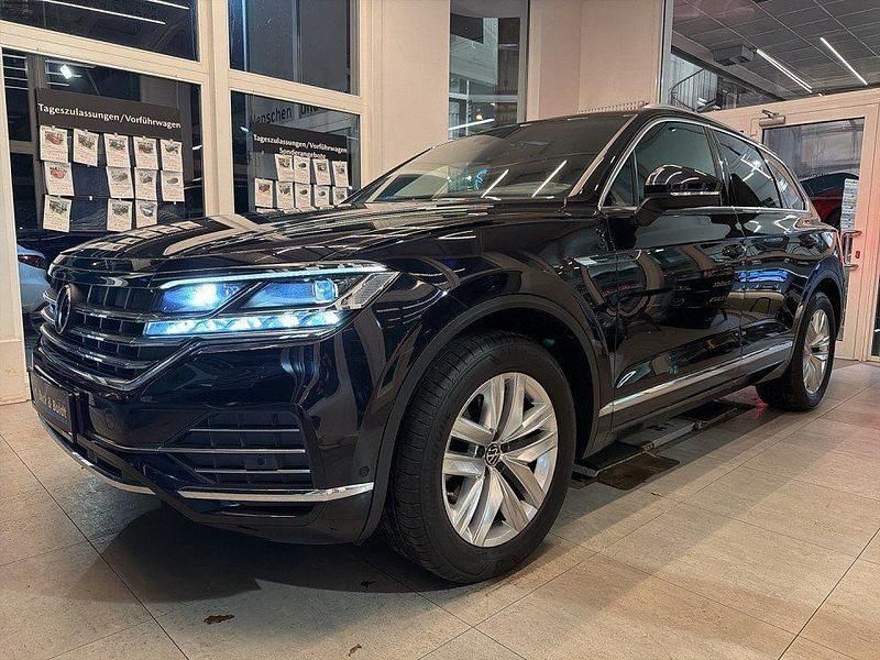 Deep black perleffekt (metallic) Gebraucht 2022 VW Touareg Elegance SUV | 52.950 € (Guter Preis) - Bild 1/4