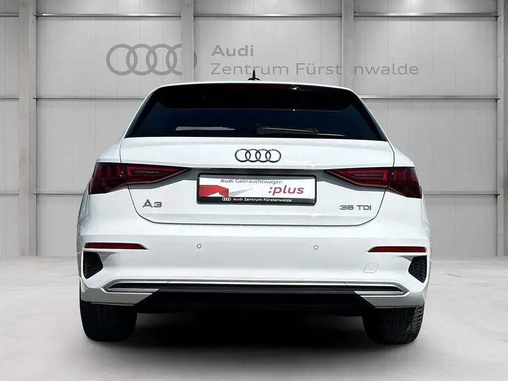 Używany Audi A3 Advanced 150 KM (110 kW) 2022 Biały Sedan/Limuzyna