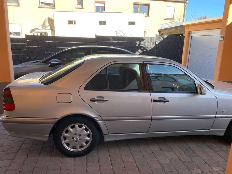 Gebraucht Mercedes C240 Elegance 170 PS (125 kW) 1999 Silber Limousine