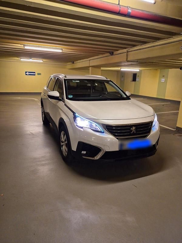 Weiß Gebraucht 2020 Peugeot 5008 Van / Kleinbus | 15.350 € (Fairer Preis) - Bild 1/4