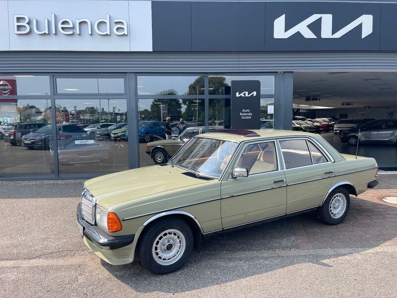 Grün Gebraucht 1982 Mercedes 200 Limousine | 19.970 € - Bild 1/4