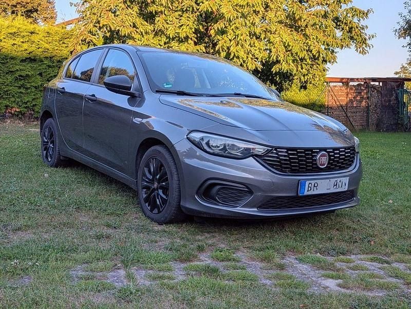Grau Gebraucht 2020 Fiat Tipo Street Limousine | 9.600 € (Superpreis) - Bild 1/4