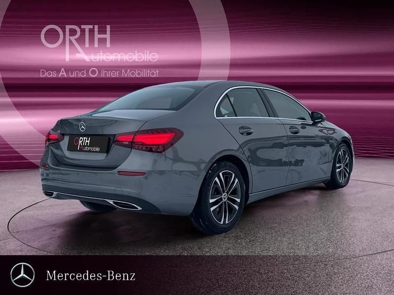 Gebraucht Mercedes A180 116 PS (85 kW) 2024 Mountaingrau metallic Limousine