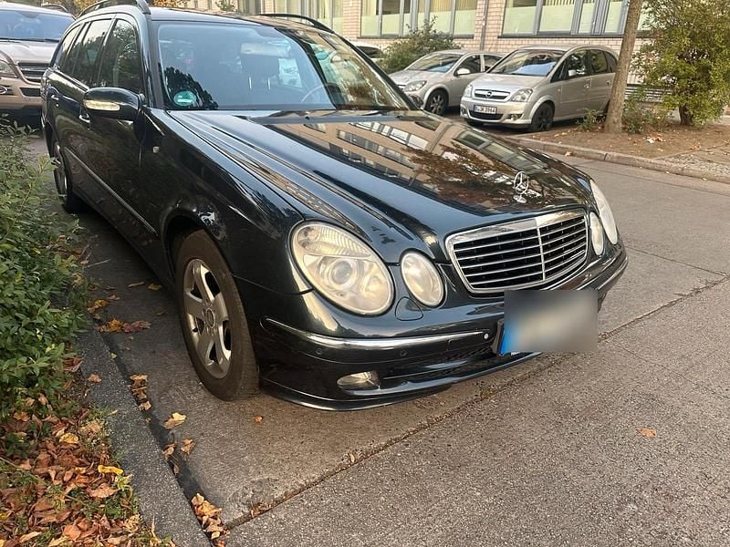 Schwarz Gebraucht 2004 Mercedes E320 Avantgarde Kombi | 3.250 € (Guter Preis) - Bild 1/4