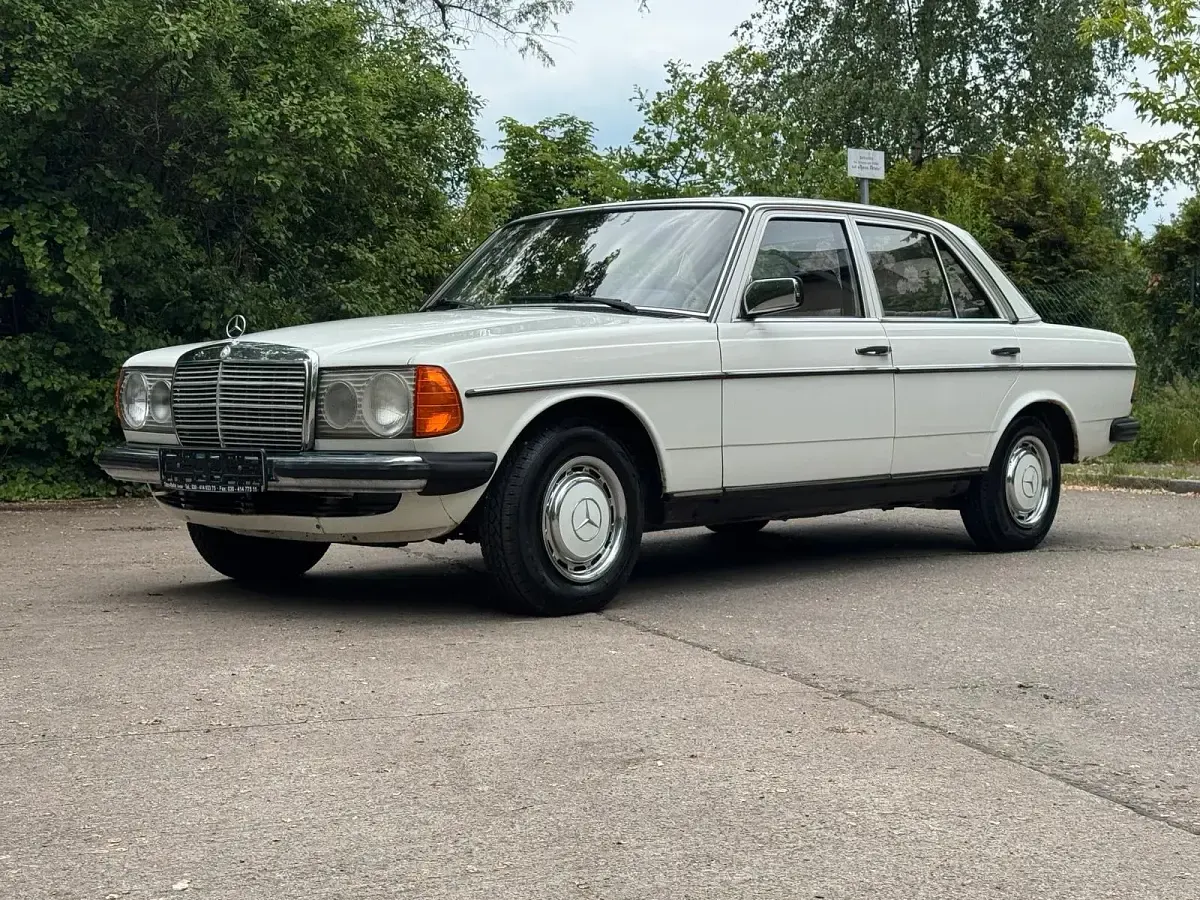 Gebraucht Mercedes E230 136 PS (100 kW) 1982 Weiß Limousine