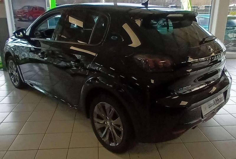 Gebraucht Peugeot e-208 Allure 100 kW (136 PS) 2023 Schwarz perla nera metallic Kleinwagen