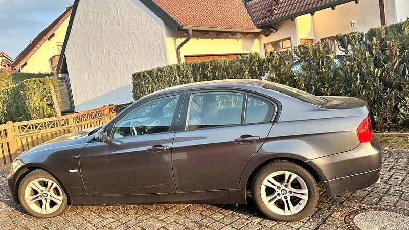 Gebraucht BMW 318 143 PS (105 kW) 2007 Grau Limousine